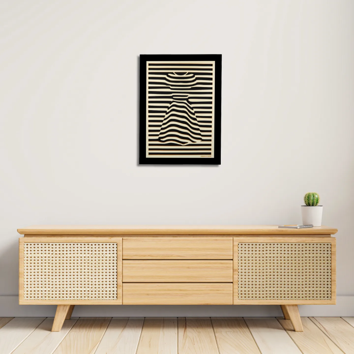 Environnement entrée avec tableau cadre personnalisable d’une silhouette en bois découpé et gravé vue de face Woodillusion