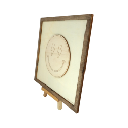 Tableau cadre personnalisable d’un smiley éclair en bois découpé et gravé vue de profil avec chevalet Woodillusion