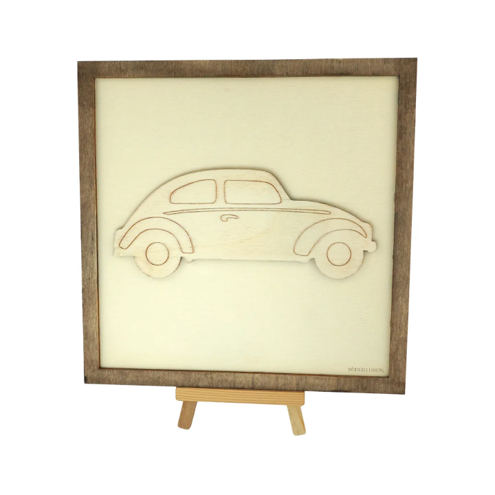 Tableau cadre personnalisable d’une voiture de course en bois découpé et gravé vue de face avec chevalet Woodillusion