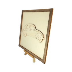 Tableau cadre personnalisable d’une voiture de course en bois découpé et gravé vue de profil avec chevalet Woodillusion