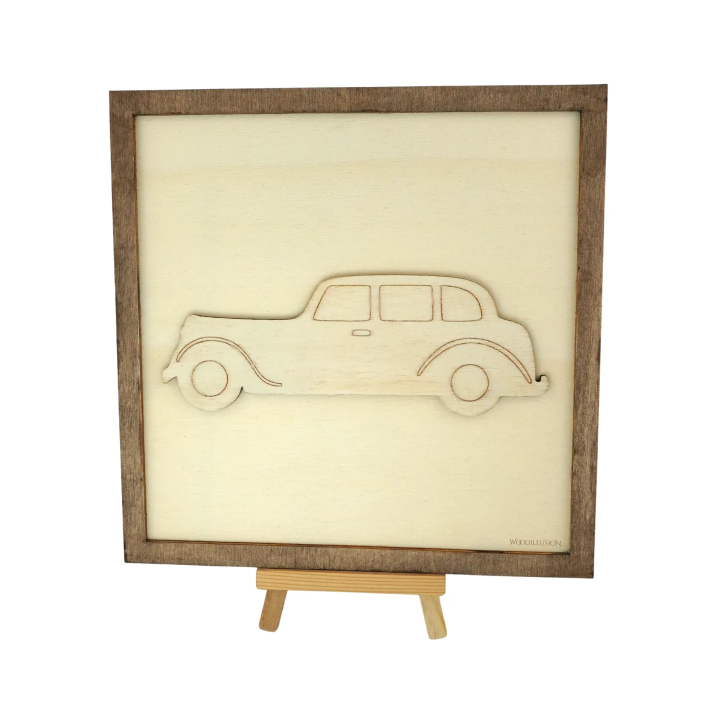 Tableau cadre personnalisable d’une voiture de collection en bois découpé et gravé vue de face avec chevalet Woodillusion