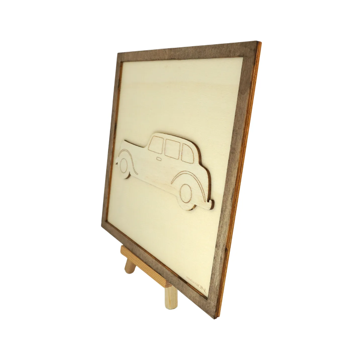 Tableau cadre personnalisable d’une voiture de collection en bois découpé et gravé vue de profil avec chevalet Woodillusion
