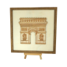 Tableau cadre personnalisable de l’Arc de Triomphe en bois découpé et gravé vue de face avec chevalet Woodillusion