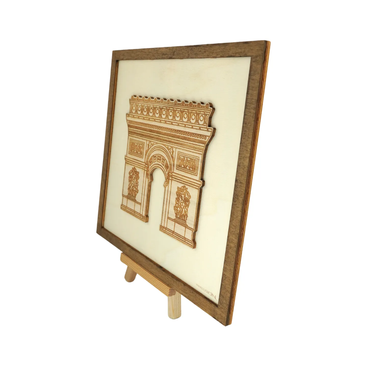 Tableau cadre personnalisable de l’Arc de Triomphe en bois découpé et gravé vue de profil avec chevalet Woodillusion