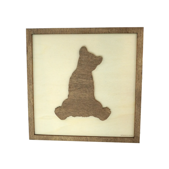 Tableau cadre personnalisable d’un ourson en bois découpé et gravé vue de face Woodillusion
