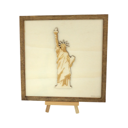 Tableau cadre personnalisable de la Statue de la Liberté en bois découpé et gravé vue de face avec chevalet Woodillusion