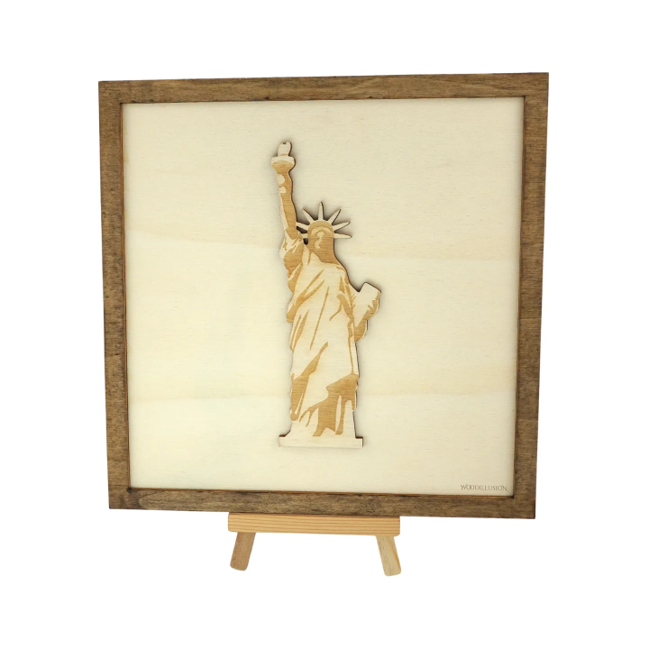 Tableau cadre personnalisable de la Statue de la Liberté en bois découpé et gravé vue de face avec chevalet Woodillusion