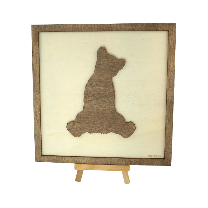 Tableau cadre personnalisable d’un ourson en bois découpé et gravé vue de face avec chevalet Woodillusion