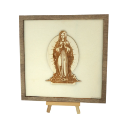 Tableau cadre personnalisable de Marie en bois découpé et gravé vue de face avec chevalet Woodillusion