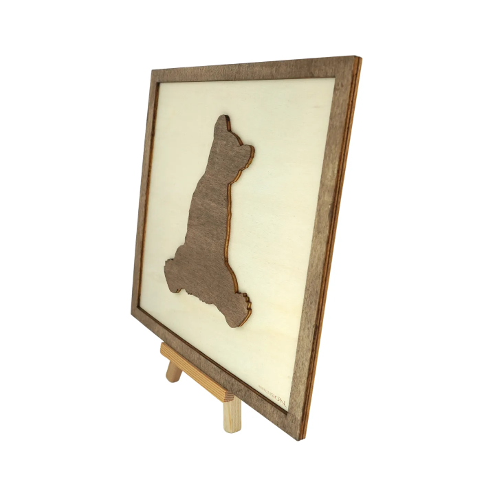Tableau cadre personnalisable d’un ourson en bois découpé et gravé vue de profil avec chevalet Woodillusion
