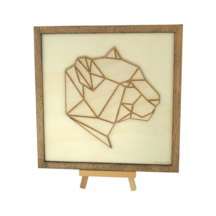 Tableau cadre personnalisable d’un jaguar en bois découpé et gravé vue de face avec chevalet Woodillusion