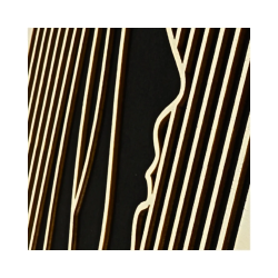 Zoom tableau cadre personnalisable d’un visage en bois découpé et gravé vue de profil avec chevalet Woodillusion