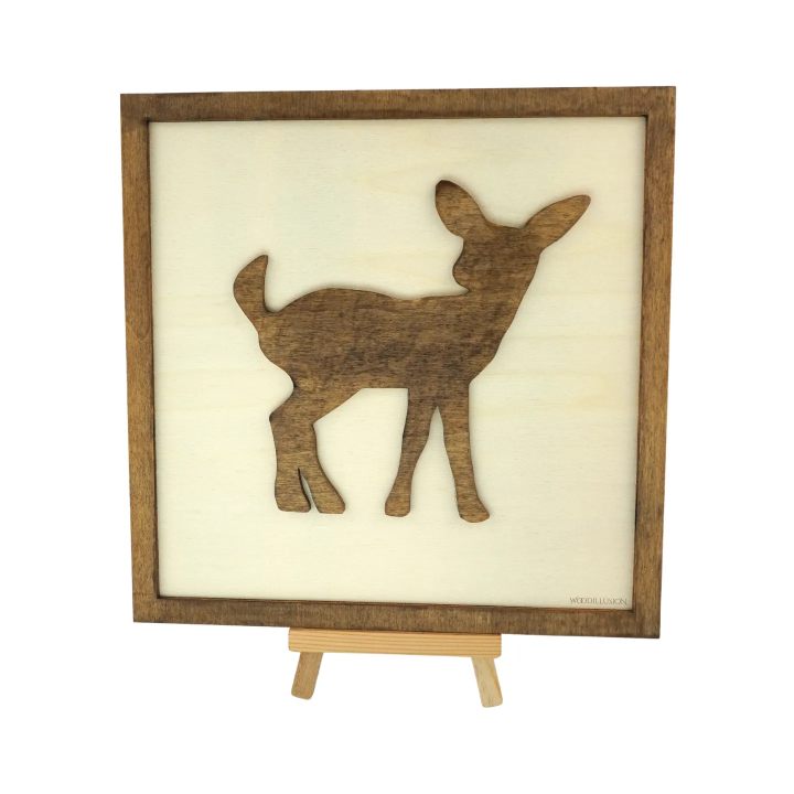 Tableau cadre personnalisable d’un faon en bois découpé et gravé vue de face avec chevalet Woodillusion