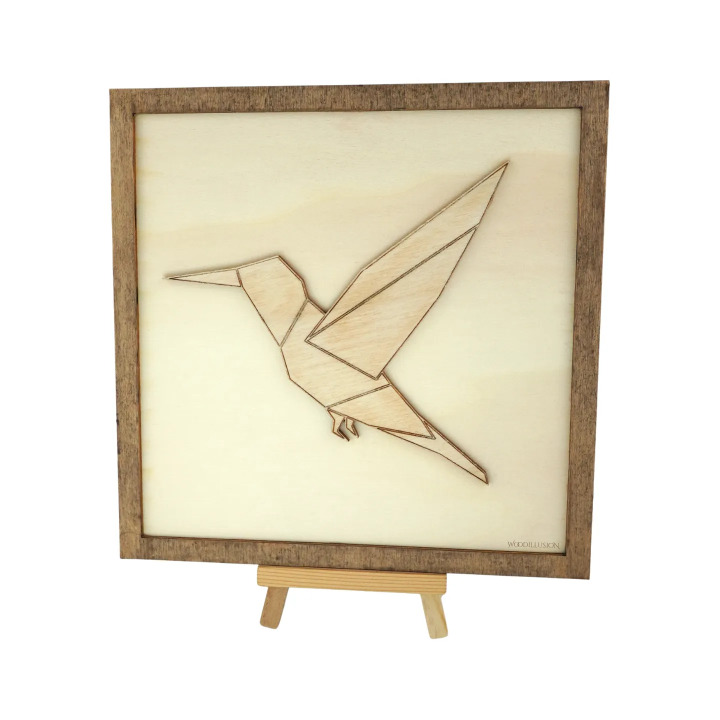 Tableau cadre personnalisable d’un colibri en bois découpé et gravé vue de face avec chevalet Woodillusion