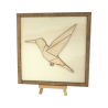 Tableau cadre personnalisable d’un colibri en bois découpé et gravé vue de face avec chevalet Woodillusion