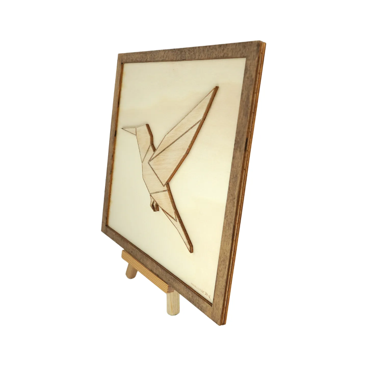 Tableau cadre personnalisable d’un colibri en bois découpé et gravé vue de profil avec chevalet Woodillusion