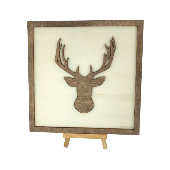 Tableau cadre personnalisable d’un cerf en bois découpé et gravé vue de face avec chevalet Woodillusion