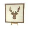 Tableau cadre personnalisable d’un cerf en bois découpé et gravé vue de face avec chevalet Woodillusion