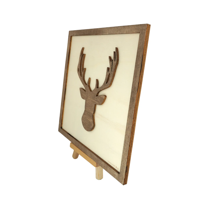 Tableau cadre personnalisable d’un cerf en bois découpé et gravé vue de profil avec chevalet Woodillusion