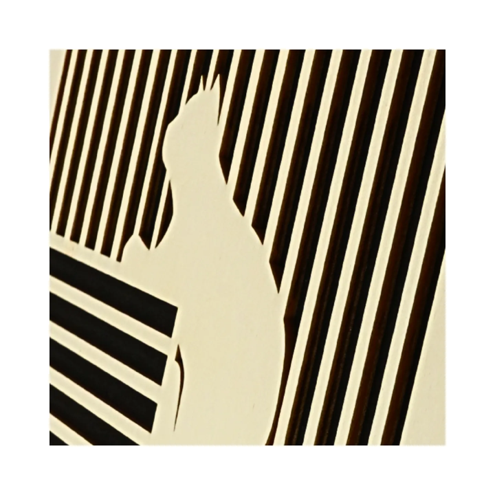 Zoom tableau cadre personnalisable d’un chat en bois découpé et gravé vue de profil avec chevalet Woodillusion