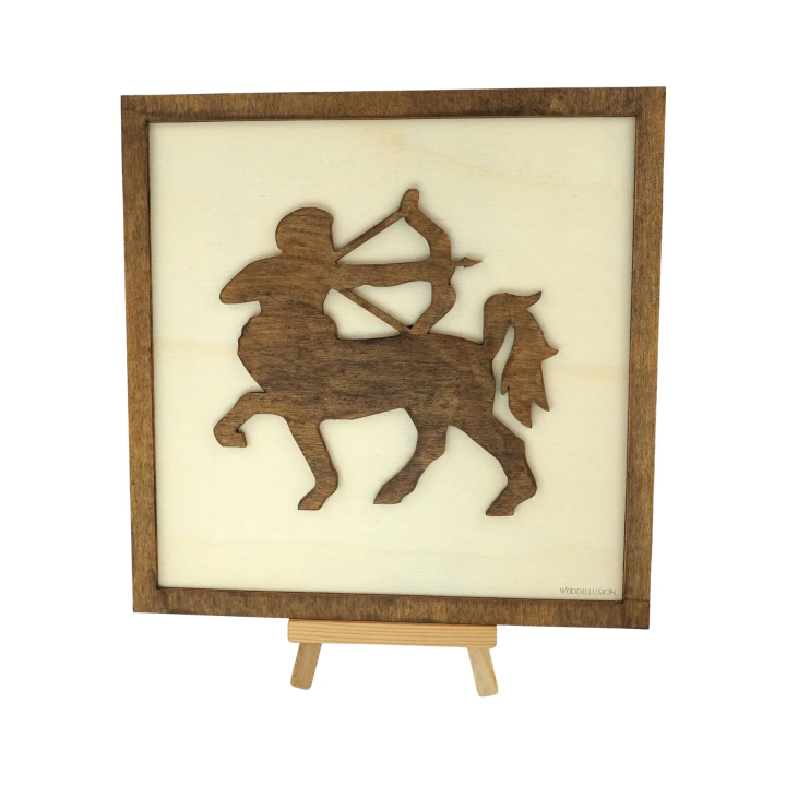 Tableau cadre personnalisable d’un centaure en bois découpé et gravé vue de face avec chevalet Woodillusion