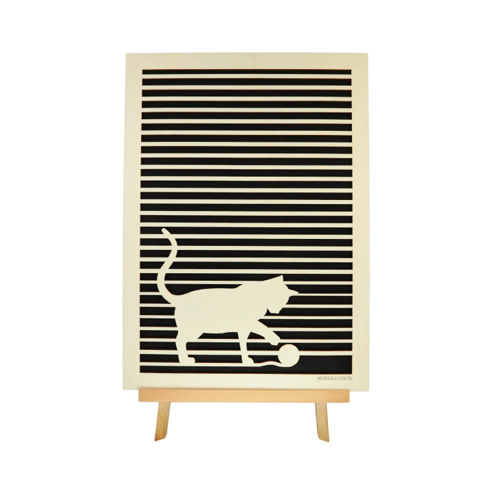 Tableau cadre personnalisable d’un chat en bois découpé et gravé vue de face avec chevalet Woodillusion