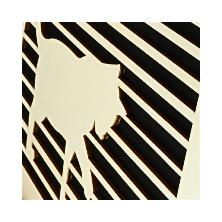 Zoom tableau cadre personnalisable d’un chat en bois découpé et gravé vue de profil avec chevalet Woodillusion