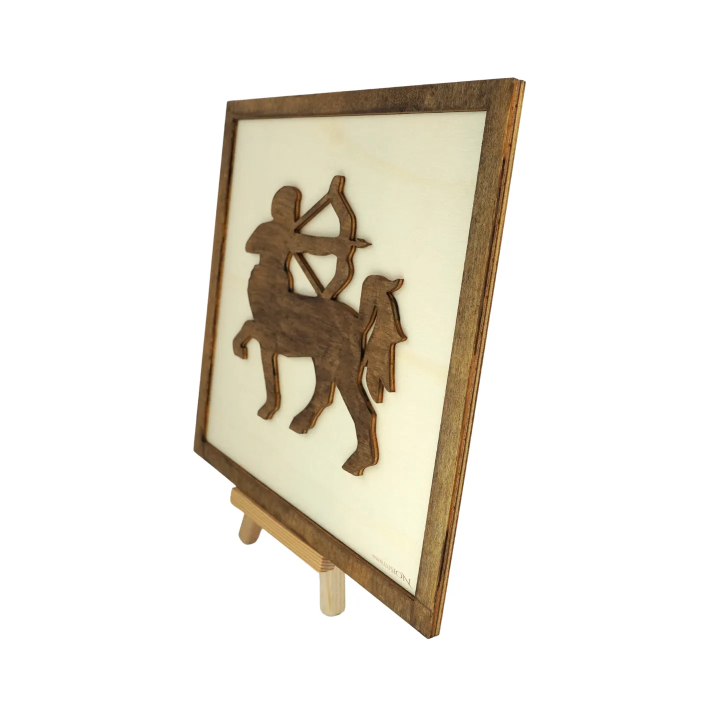 Tableau cadre personnalisable d’un centaure en bois découpé et gravé vue de profil avec chevalet Woodillusion