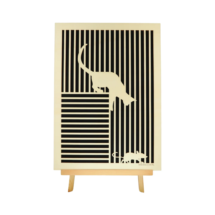 Tableau cadre personnalisable d’un chat avec souris en bois découpé et gravé vue de face avec chevalet Woodillusion