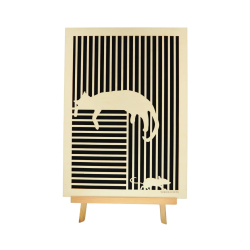 Tableau cadre personnalisable d’un chat avec souris en bois découpé et gravé vue de face avec chevalet Woodillusion