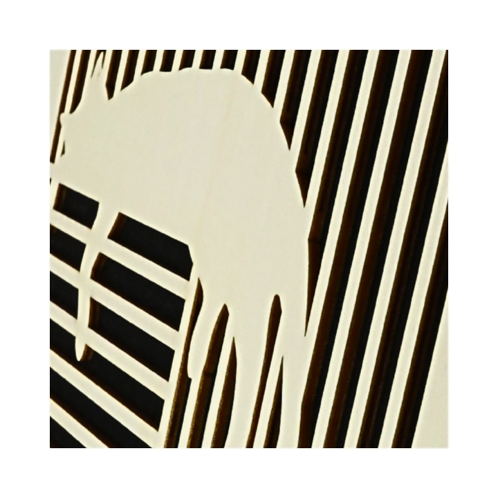 Zoom tableau cadre personnalisable d’un chat avec souris en bois découpé et gravé vue de profil avec chevalet Woodillusion