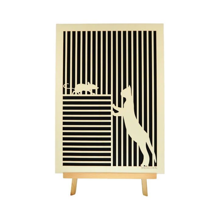 Tableau cadre personnalisable d’un chat avec souris en bois découpé et gravé vue de face avec chevalet Woodillusion