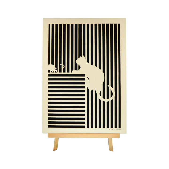 Tableau cadre personnalisable d’un chat avec souris en bois découpé et gravé vue de face avec chevalet Woodillusion