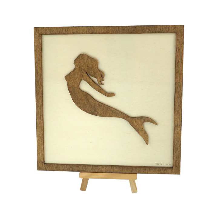 Tableau cadre personnalisable d’une sirène en bois découpé et gravé vue de face avec chevalet Woodillusion