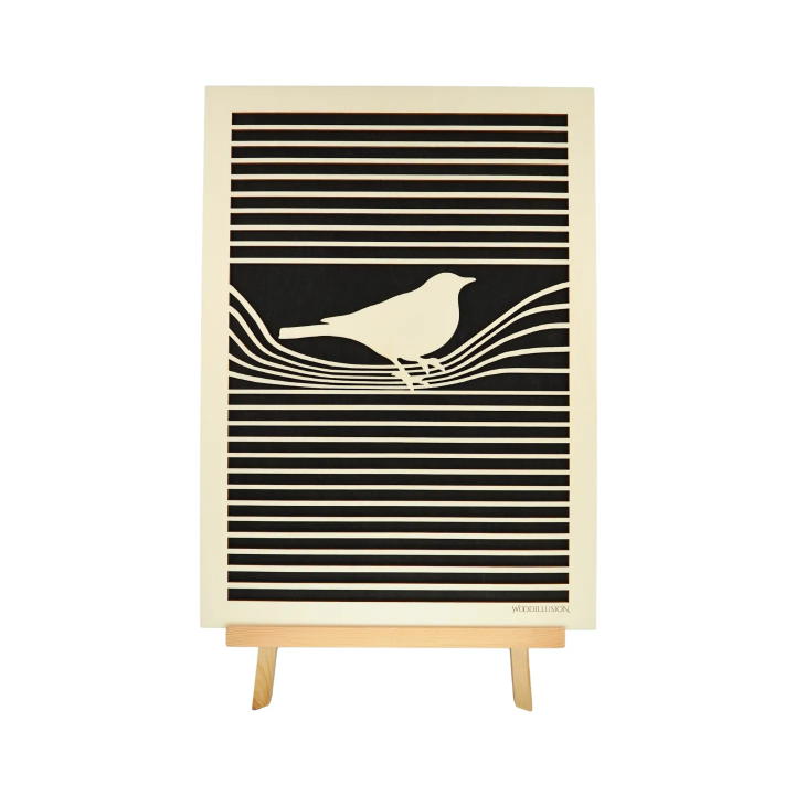 Tableau cadre personnalisable d’un oiseau en bois découpé et gravé vue de face avec chevalet Woodillusion