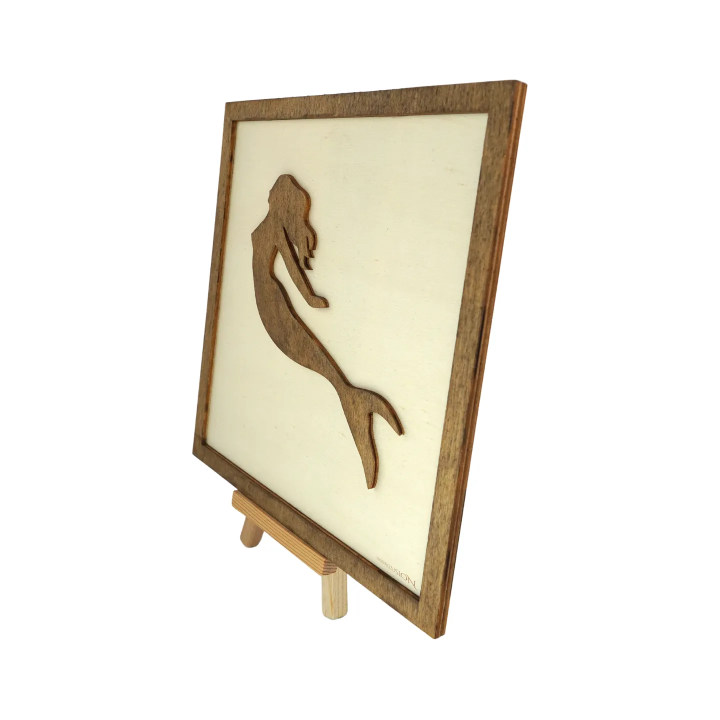 Tableau cadre personnalisable d’une sirène en bois découpé et gravé vue de profil avec chevalet Woodillusion
