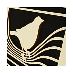Zoom sur un tableau cadre personnalisable d’un oiseau en bois découpé et gravé vue de profil avec chevalet Woodillusion