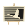 Tableau cadre personnalisable d’une grue en bois découpé et gravé vue de face avec chevalet Woodillusion