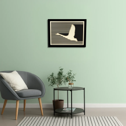 Vue d’une salle d’attente avec un tableau cadre personnalisable d’une grue en bois découpé et gravé vue de face Woodillusion