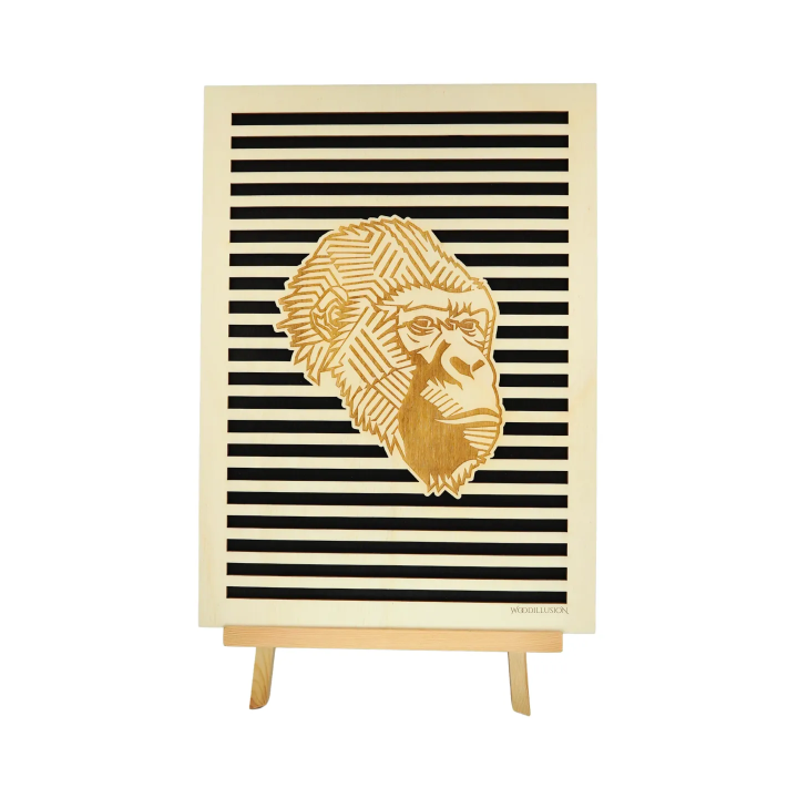 Tableau cadre personnalisable d’un gorille en bois découpé et gravé vue de face avec chevalet Woodillusion