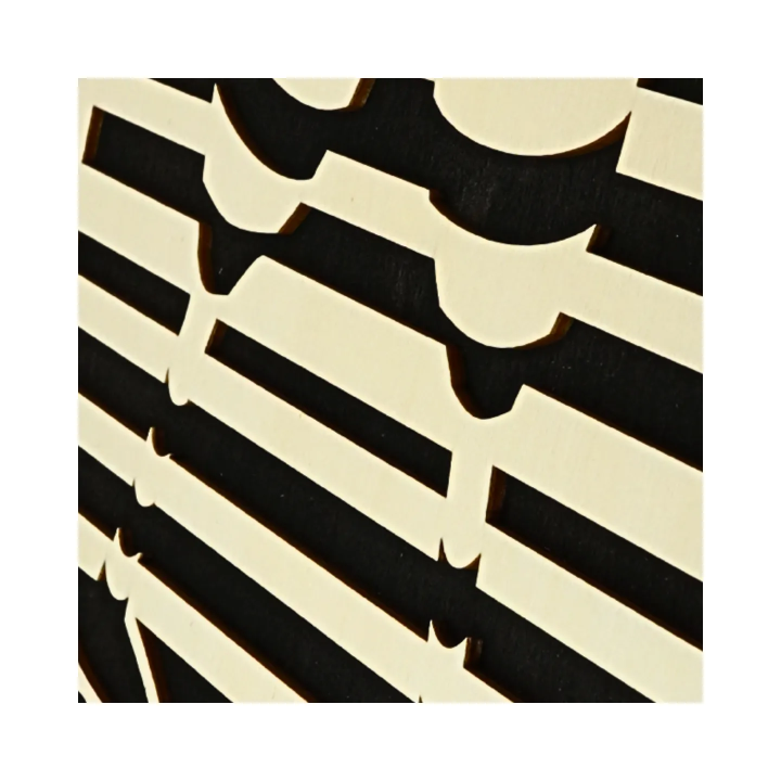 Zoom sur un tableau cadre personnalisable de coupes de champagne en bois découpé et gravé vue de profil Woodillusion