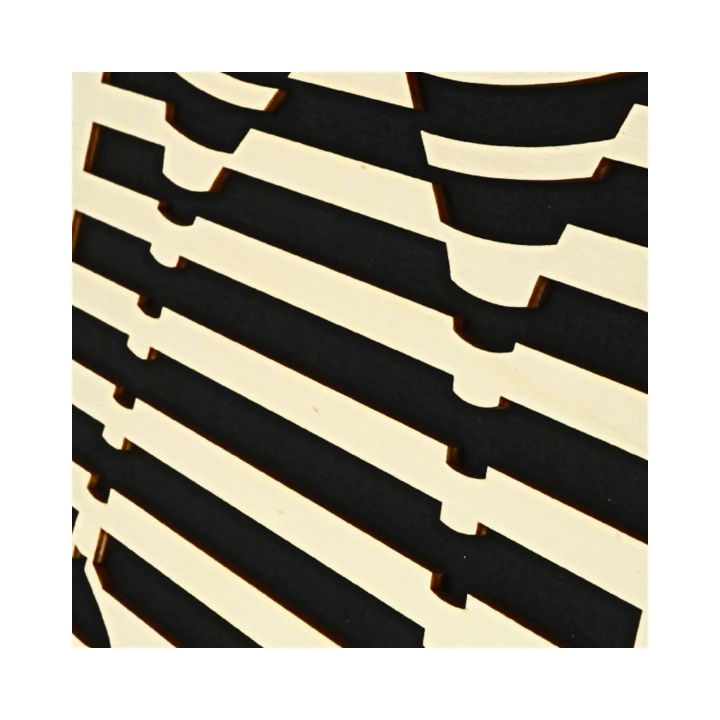 Zoom sur un tableau cadre personnalisable de coupes de cocktails en bois découpé et gravé vue de profil Woodillusion