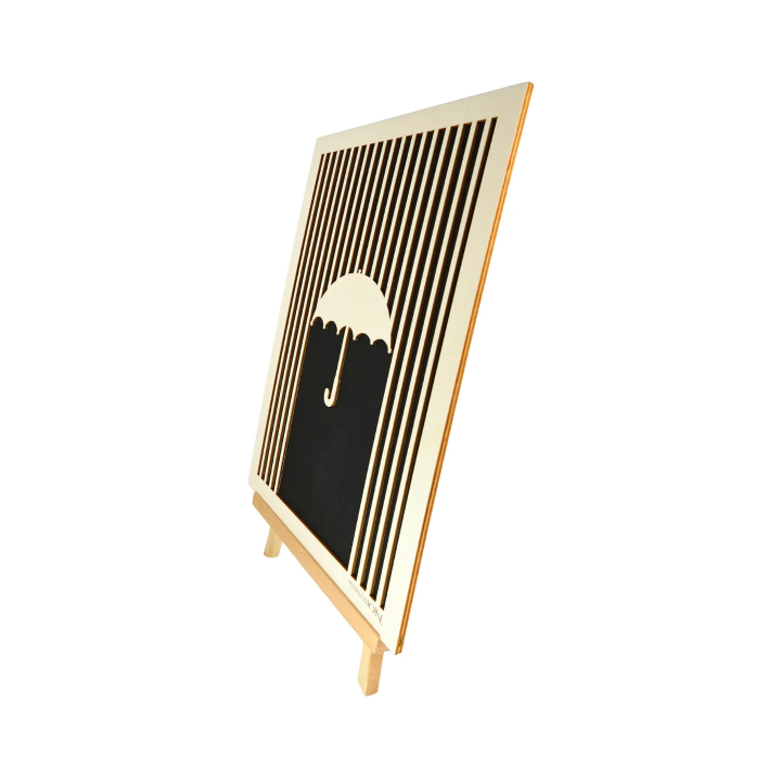 Tableau cadre personnalisable d’un parapluie en bois découpé et gravé vue de profil avec chevalet Woodillusion