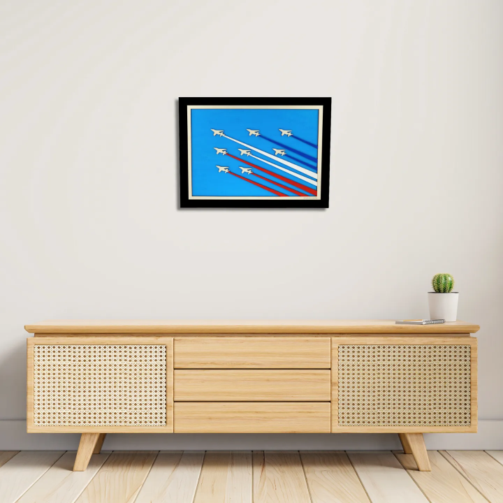 Vue d’une entrée avec un tableau cadre personnalisable de voltige aérienne en bois découpé et gravé