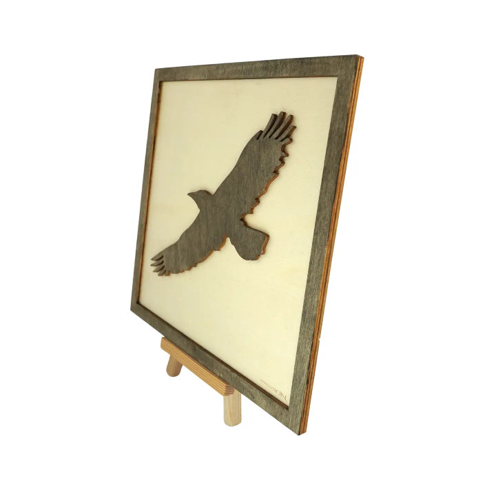 Tableau cadre personnalisable d'un aigle en bois découpé et gravé vue de profil avec chevalet Woodillusion