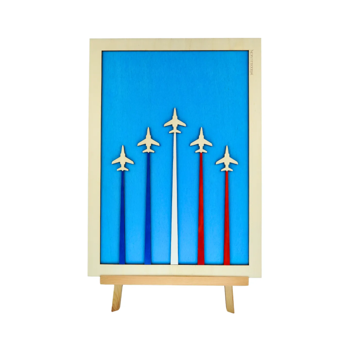 Tableau cadre personnalisable de voltige aérienne en bois découpé et gravé vue de face avec chevalet Woodillusion