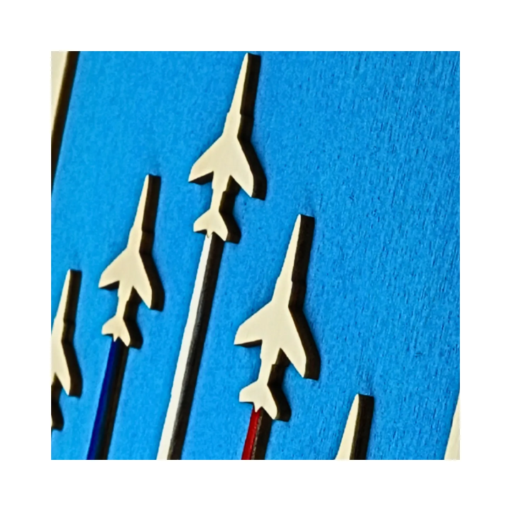 Zoom sur un tableau cadre personnalisable de voltige aérienne en bois découpé et gravé vue de profil avec chevalet Woodillusion