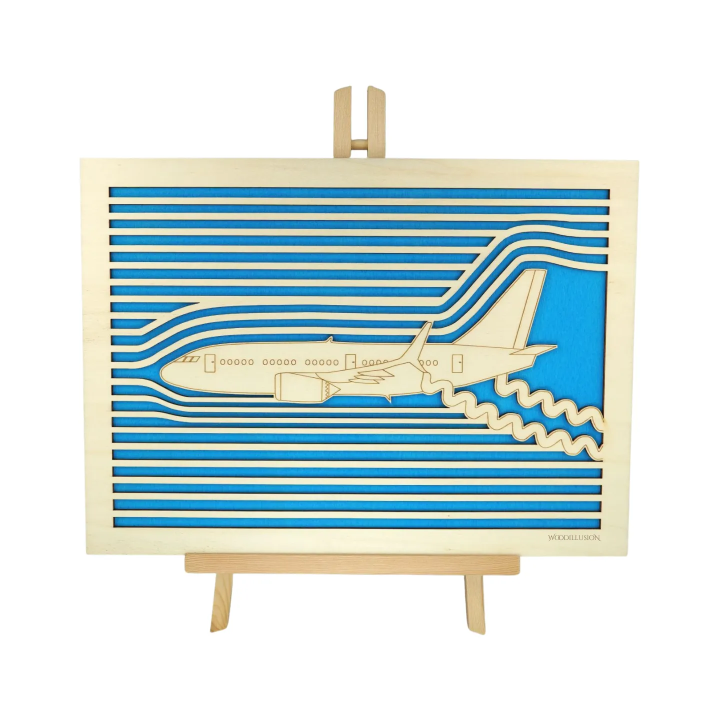 Tableau cadre personnalisable aéronautique en bois découpé et gravé vue de face avec chevalet Woodillusion