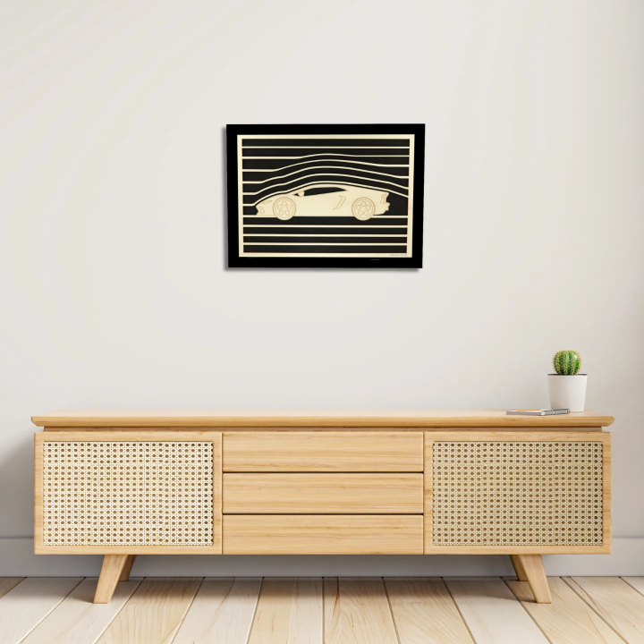 Vue d’une entrée avec un tableau cadre personnalisable automobile en bois découpé et gravé vue de face avec cadre Woodillusion