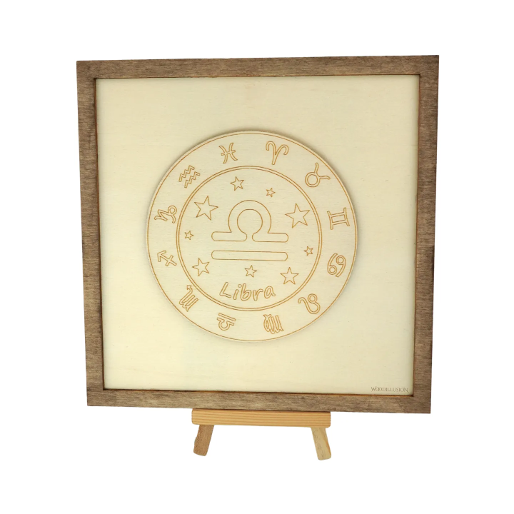 Tableau cadre personnalisable d’un scorpion en bois découpé et gravé vue de face avec chevalet Woodillusion